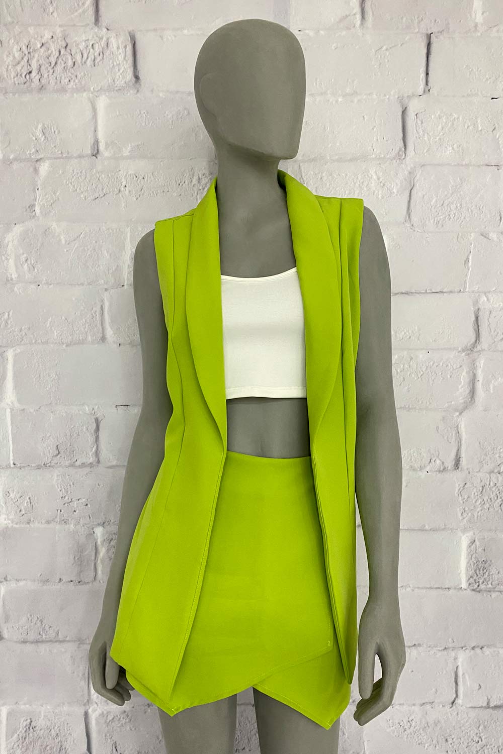 CONJUNTO BLAZER ESQUELETO, TOP BASICO TIRANTES Y FALTA/SHORT