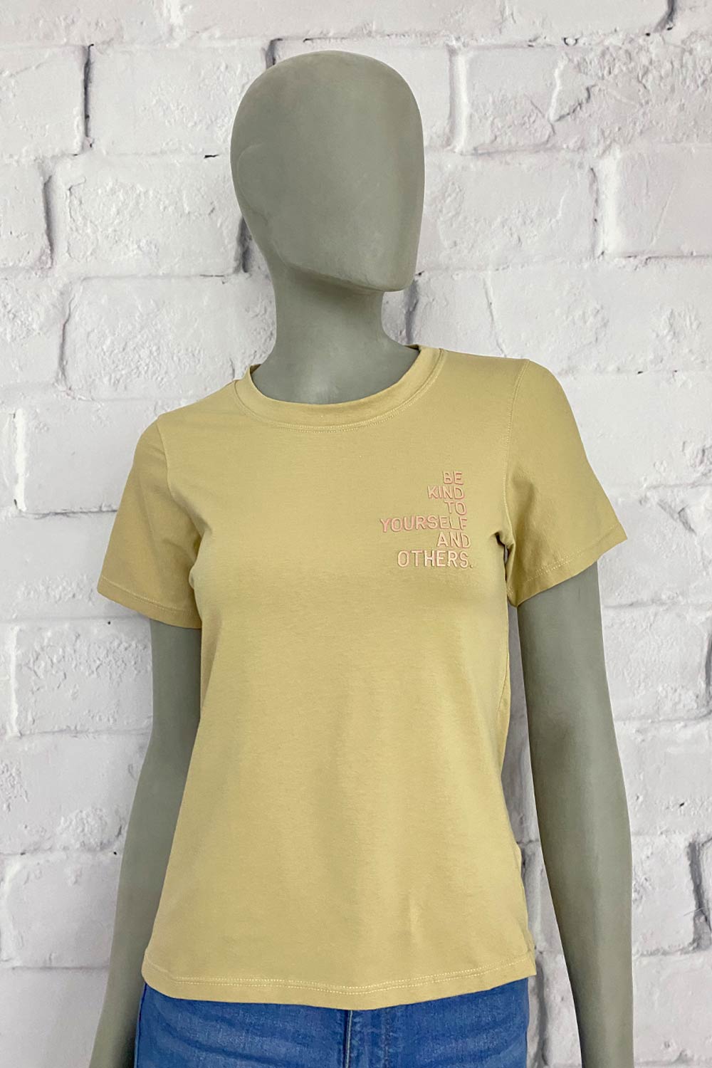 CAMISETA MUJER DOBLE ESTAMPADO CON RELIEVE "BE KIND"