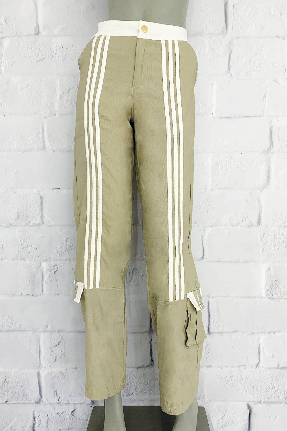 PANTALÓN MUJER CON LINEAS DELANTERAS Y BOLSILLOS CARGO