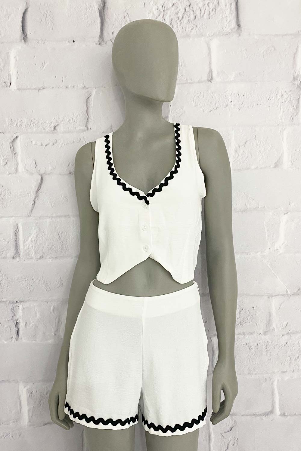 SHORT MUJER CON DETALLE INFERIOR