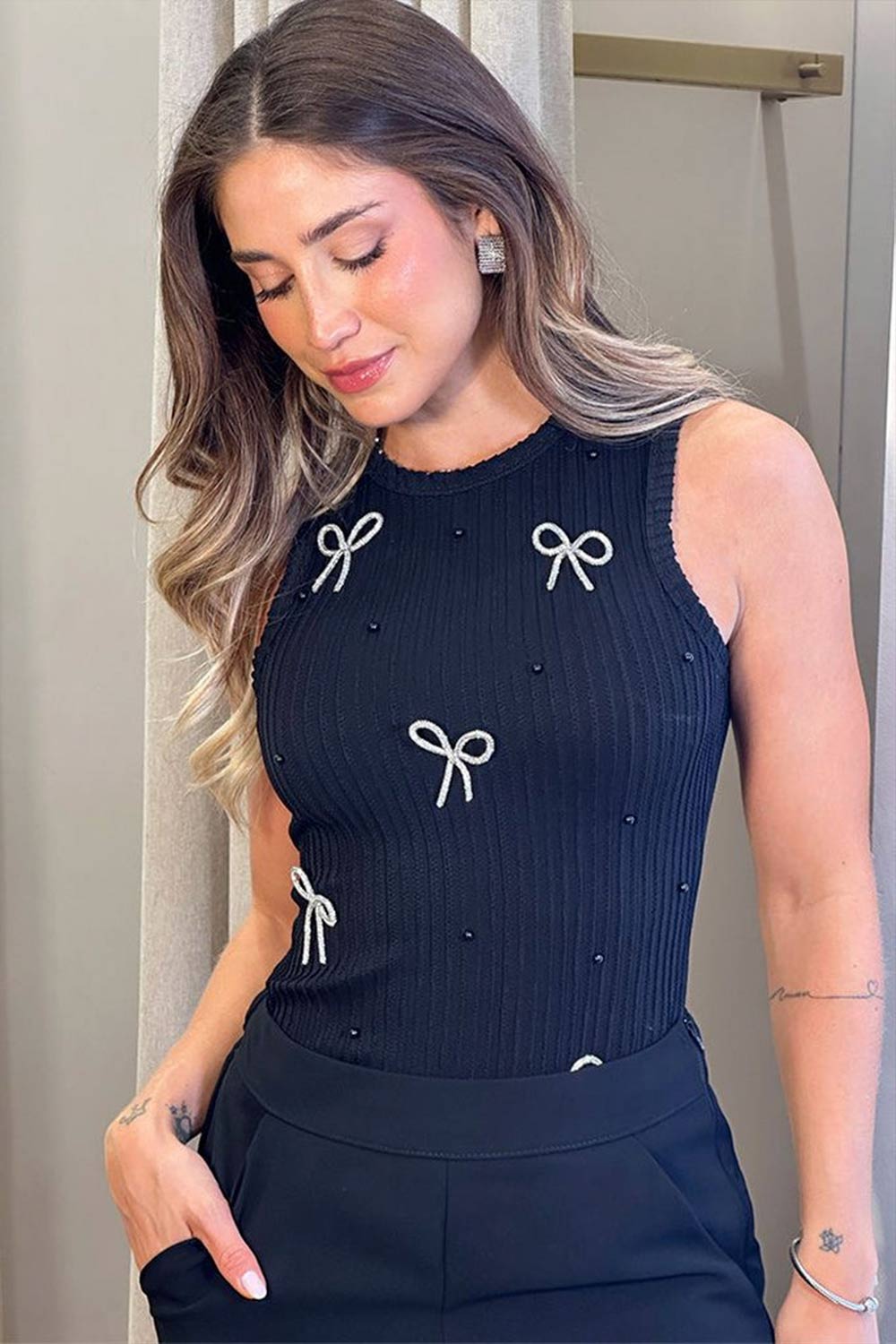 BLUSA MUJER LAZOS Y PERLAS DELANTERAS TELA ACANALADA