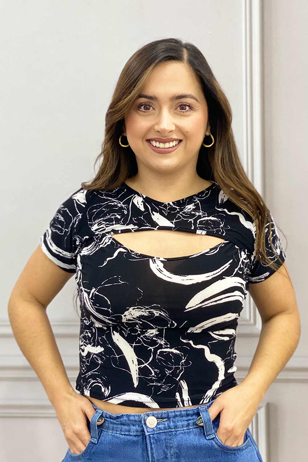 BLUSA MUJER CORTA ESTAMPADA CON ESCOTE DELANTERO