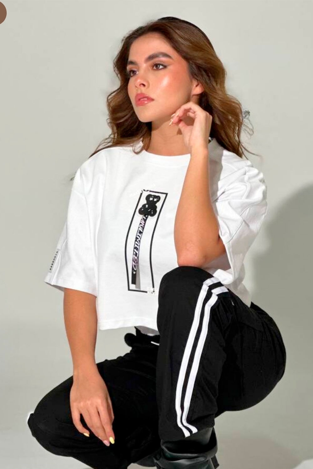 CAMISETA MUJER CORTA AMPLIA APLIQUE DELANTERO