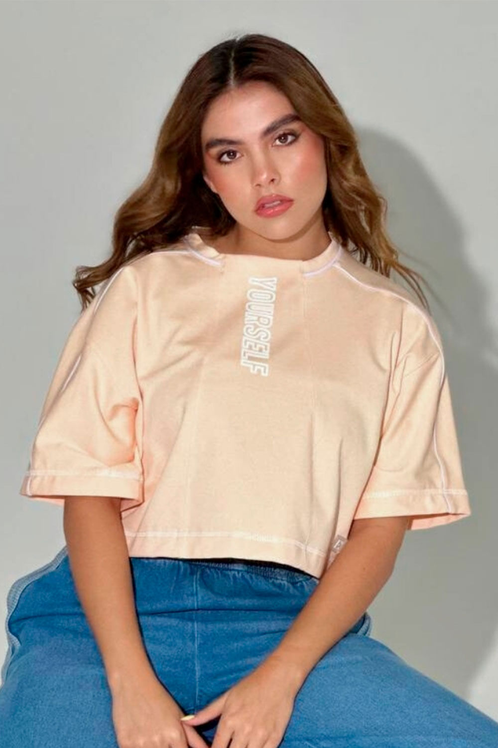 CAMISETA MUJER CORTA AMPLIA ESTAMPADO DELANTERO