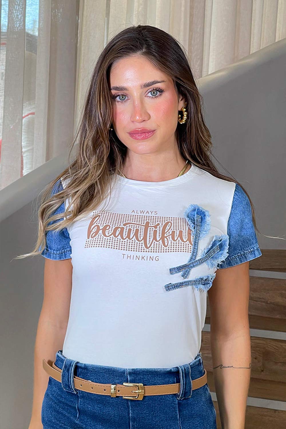 CAMISETA MUJER ESTAMPADO DELANTERO APLIQUES EN DENIM