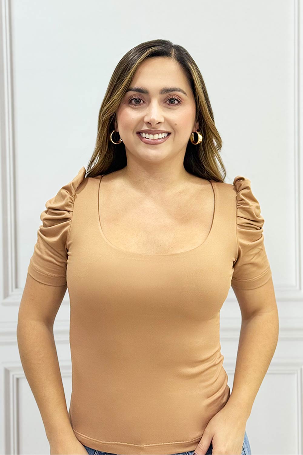 BLUSA MUJER HOMBROS ALTOS TELA LISA CUELLO REDONDO